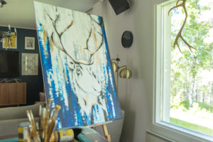 Jennin maalaama porotaideteos Kujalan perheen kotona