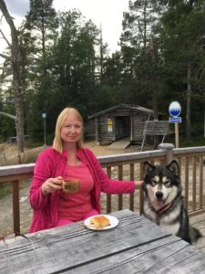 Helena ja Nome-koira eräkahvila Tykyn terassilla istumassa