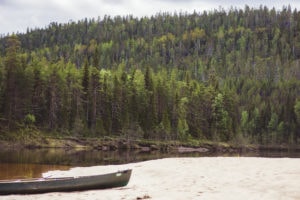 Kanootti Oulankajoen hiekkarannalla