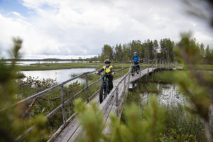Pyöräilijöitä Hirsiniemen retkeilyreitillä