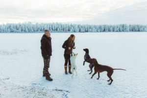 Lotta, Tom ja koirat järven jäällä