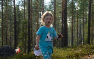Pikkutyttö suunnistamassa metsässä